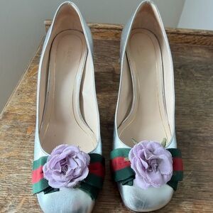 Gucci Silver Leather Pumps with Green-Red Ribbon and Lilac Flower